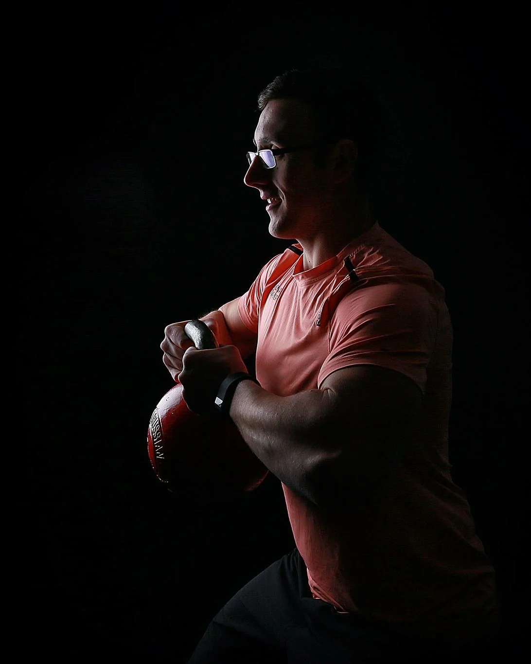 Alexander Jäck hält eine Kettlebell in einer konzentrierten Studioaufnahme