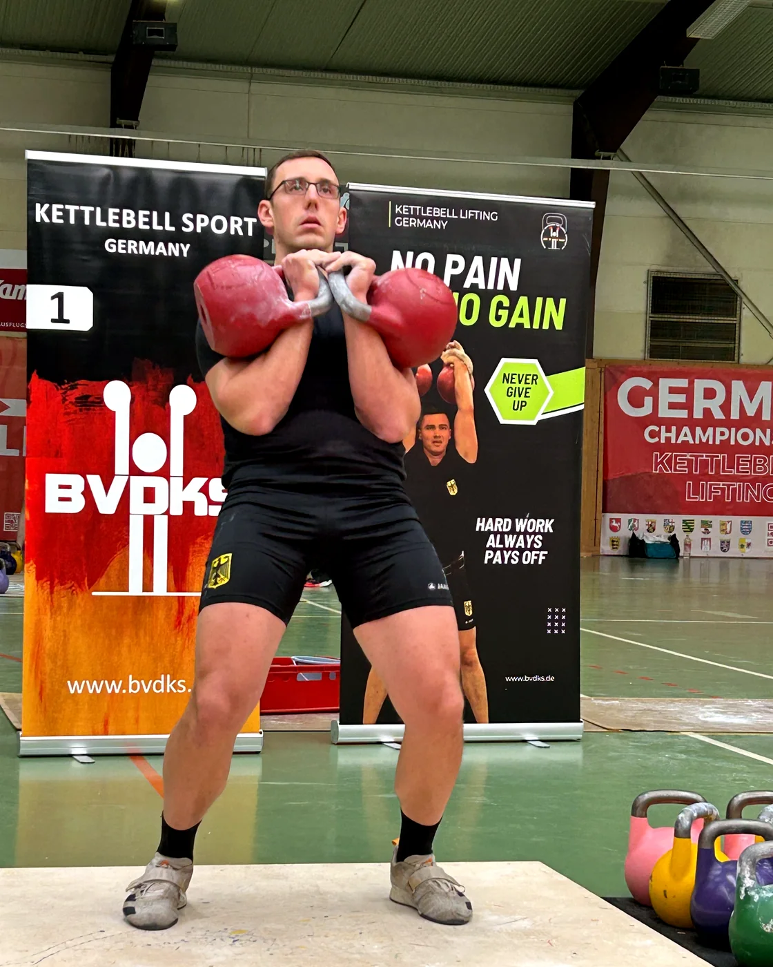 Alexander Jäck mit zwei 32-Kilogramm-Kettlebells in der Rack-Position bei einem Wettkampf