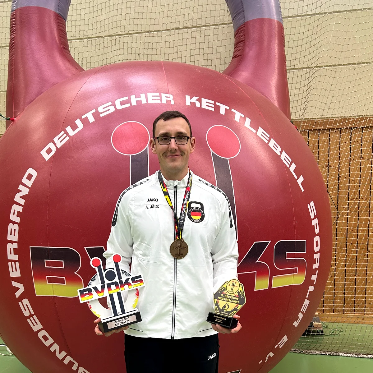 Alexander Jäck mit Medaille und Trophäen nach einer Deutschen Meisterschaft