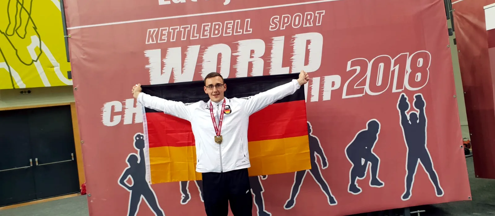 Alexander Jäck mit Deutschlandflagge bei der Kettlebell Sport World Championship 2018